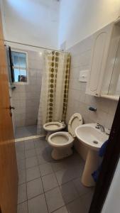 ein Badezimmer mit Toilette und Waschbecken in der Unterkunft El Descanso Placentero in Cordoba