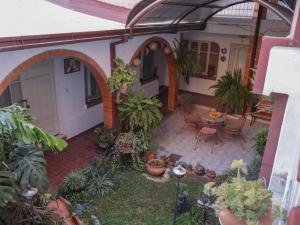 an outdoor patio with plants and a table at Casa Acogedora Tarija in Tarija +6 photos