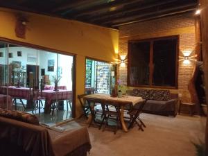 a living room with a table and a couch at Pousada Casa do Cerrado - Alto Paraíso de Goiás in Alto Paraíso de Goiás
