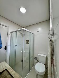 a bathroom with a toilet and a glass shower at Casa com Carregador para Carro e Quintal Pet, WiFi 500 in Jundiaí +17 photos