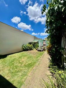a view of a yard with a building at Casa com Carregador para Carro e Quintal Pet, WiFi 500 in Jundiaí
