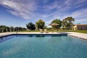 einen Pool mit zwei Stühlen im Hof in der Unterkunft Les Abeilles, 100 m2 Loft, Nature and Light in Vérac
