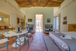 ein Zimmer mit zwei Betten und einem Tisch und Stühlen in der Unterkunft Les Abeilles, 100 m2 Loft, Nature and Light in Vérac + 18 Fotos