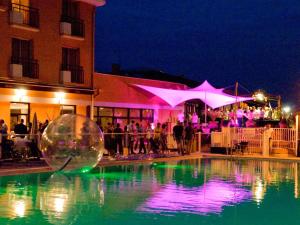 Πισίνα στο ή κοντά στο Mercure Toulouse Aéroport Golf de Seilh