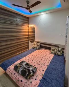 een slaapkamer met een groot bed met twee kussens bij 2BHK Galaxy Height Shree Nagar Nagpur in Nagpur +12 foto's