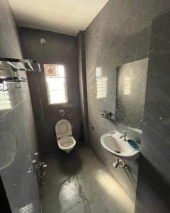 een badkamer met toilet en wastafel bij 2BHK Galaxy Height Shree Nagar Nagpur in Nagpur