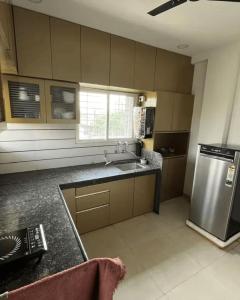een keuken met een spoelbak en een koelkast bij 2BHK Galaxy Height Shree Nagar Nagpur in Nagpur
