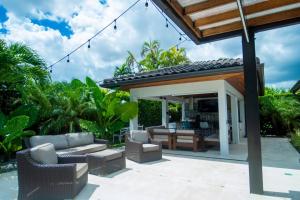 een patio in de achtertuin met een tuinhuisje bij Greenview Villa/Luxury Heated Pool Home Golf View in Kendale Lakes