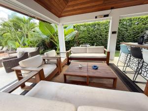 een patio met banken en een salontafel bij Greenview Villa/Luxury Heated Pool Home Golf View in Kendale Lakes