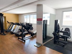 une salle de sport avec plusieurs tapis de course et machines à roulettes dans l'établissement STAY Lounge 22, à Goiânia
