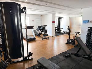 une salle de sport avec plusieurs tapis de course et vélos d'exercice dans l'établissement STAY Lounge 22, à Goiânia