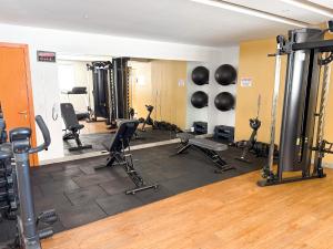 une salle de sport avec plusieurs tapis de course et vélos d'exercice dans l'établissement STAY Lounge 22, à Goiânia