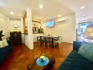 卡塔赫纳Casa Trinidad Getsemaní Hotel的客厅里有一张沙发和一张桌子。