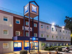 een hotel met een bord voor een gebouw bij ibis budget Sucy en Brie in Sucy-en-Brie