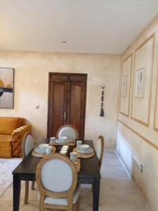 una mesa y sillas en una sala de estar con mesa y sillón en Loft Dolce Vita, en Santeagueda