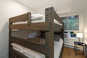 En eller flere senge i et værelse på Private Hot Tub | Pool | Free Parking | Sauna + 14 billeder