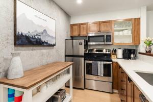 Køkken eller tekøkken på Private Hot Tub | Pool | Free Parking | Sauna