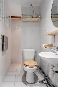 un baño con inodoro y lavabo en Gîte avec piscine - La Chapelle, en Graulhet 14 fotos más