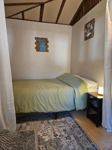 Ένα ή περισσότερα κρεβάτια σε δωμάτιο στο Rustic-Chic 2bdr Pet Friendly Log Cabin, Steps to Lake Huron +16 φωτογραφίες