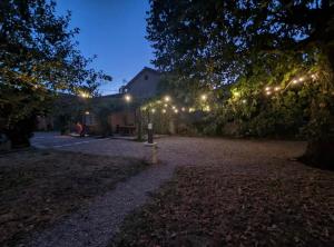 un parque iluminado por la noche con luces en Gîte avec piscine - La Chapelle, en Graulhet
