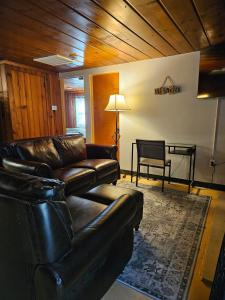 Posezení v ubytování Rustic-Chic 2bdr Pet Friendly Log Cabin, Steps to Lake Huron