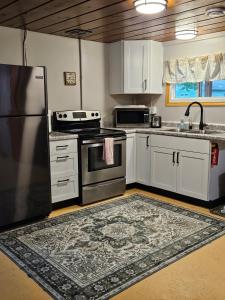 Kuchyň nebo kuchyňský kout v ubytování Rustic-Chic 2bdr Pet Friendly Log Cabin, Steps to Lake Huron + 16 fotografií