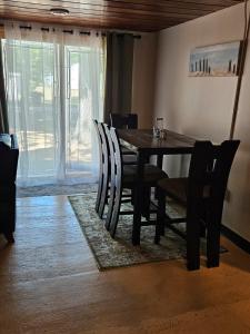 Posezení v ubytování Rustic-Chic 2bdr Pet Friendly Log Cabin, Steps to Lake Huron