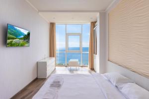 Postel nebo postele na pokoji v ubytování Odesa Pearl Sea