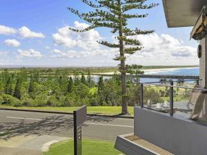 une vue depuis le balcon d'une maison avec un arbre dans l'établissement ibis Styles Port Macquarie, à Port Macquarie