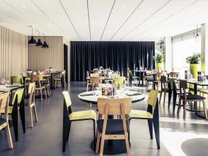 a dining room with tables and chairs in a restaurant at Mercure Nancy Centre Gare in Nancy