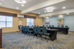 フレデリクトンにあるBest Western Plus Fredericton Hotel & Suitesの長いテーブルと椅子のある会議室 +78枚の写真