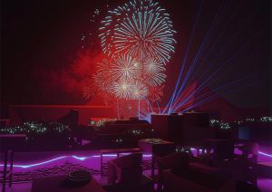 カイロにある3 PYRAMiDS HUT HOTELのソファのある暗い部屋での花火大会