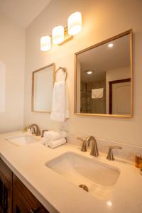 Ένα μπάνιο στο River Safari Mountain View Suite