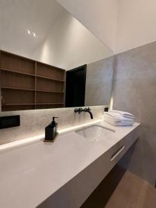 Μια τηλεόραση ή/και κέντρο ψυχαγωγίας στο Hotel Boutique Ubuntu