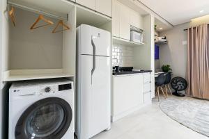 a kitchen with a washing machine in a white kitchen at Apê no Belenzinho – Metrô Bresser / Pq. Belém in Sao Paulo