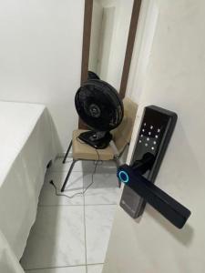 ガラニュンスにあるRede de Hotel 99のテーブルの上にヘアドライヤーが置かれたベッドのある部屋