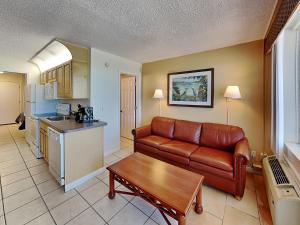 SeabreezeHarbour Beach Resort 805的带沙发的客厅和厨房