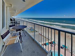 SeabreezeHarbour Beach Resort 805的带桌椅的阳台和海滩