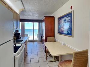 SeabreezeHarbour Beach Resort 805的带桌子的厨房和餐厅