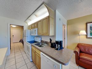 SeabreezeHarbour Beach Resort 805的带水槽和台面的厨房 更多31张照片