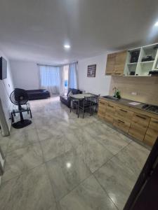 Una gran cocina y sala de estar con mesa y sillas. en Apartamentos Vacacionales Cartagena, en Cartagena de Indias