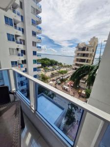 Un balcón con piscina y vista a la ciudad. en Apartamentos Vacacionales Cartagena, en Cartagena de Indias