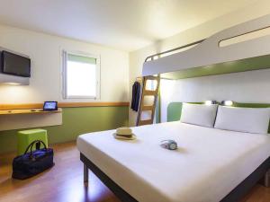 Katil atau katil-katil dalam bilik di ibis budget Marne la Vallée Pontault Combault +43 gambar
