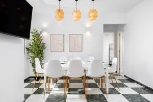 Et opholdsområde på Villa Miramar with Pool, BBQ, Billiard & Sea View