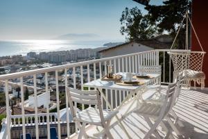 Μπαλκόνι ή βεράντα στο Villa Miramar with Pool, BBQ, Billiard & Sea View