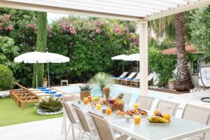 a table with fruit on it on a patio at Azurenting - Villa 5 chambres - Juan-les-pins in Antibes
