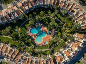 Una vista aérea de una piscina con palmeras y edificios. en 5 star Luxury Palmview apartment with large terrace and communal pool, en Quarteira 30 fotos más