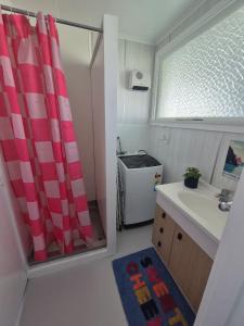 een kleine keuken met een wastafel en een raam bij McKerrow St - 2 in Te Anau