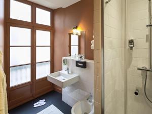 Bilik mandi di Mercure Nantes Centre Passage Pommeraye +68 gambar