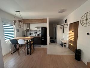a kitchen with a table and chairs in a room at Apartman 601 in Surčin